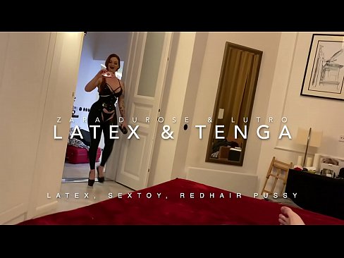 ❤️ Ngoanana e monyane ea nang le hlooho e khubelu ea apereng seaparo sa latex se kentsoeng ke ntate oa bobeli ☑  ❌❤
